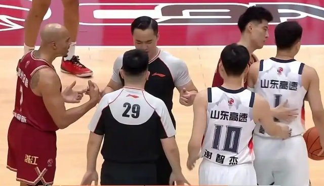  山东男篮溃败深析：战术失控与体系崩塌的技术根源 体育新闻