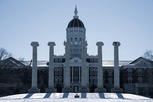  美国私募信贷市场隐患渐显，赎回压力与流动性考验并存；AI冲击软件行业加剧潜在风险。 股票财经 美国私募信贷市场隐患渐显，赎回压力与流动性考验并存；AI冲击软件行业加剧潜在风险。 股票财经