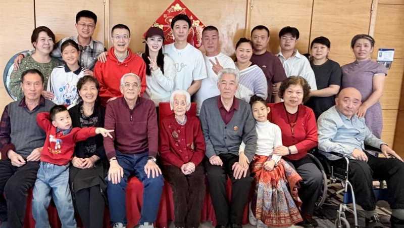  董璇47岁状态逆天的深层逻辑：岁月从不败美人的科学解码 娱乐新闻
