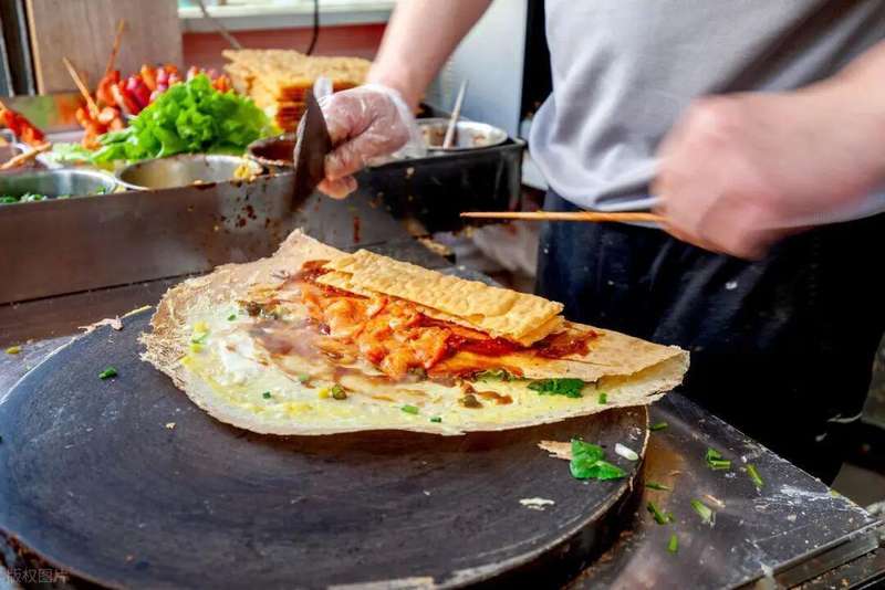 天津大爷为何急眼：一份不加生菜火腿的煎饼果子，藏着老派人认真生活的样子 情感心理