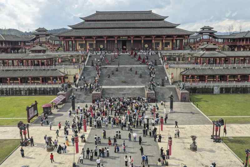  横店影视城「实景课堂」模式深度拆解：亲子文旅的沉浸式运营密码 文化旅游