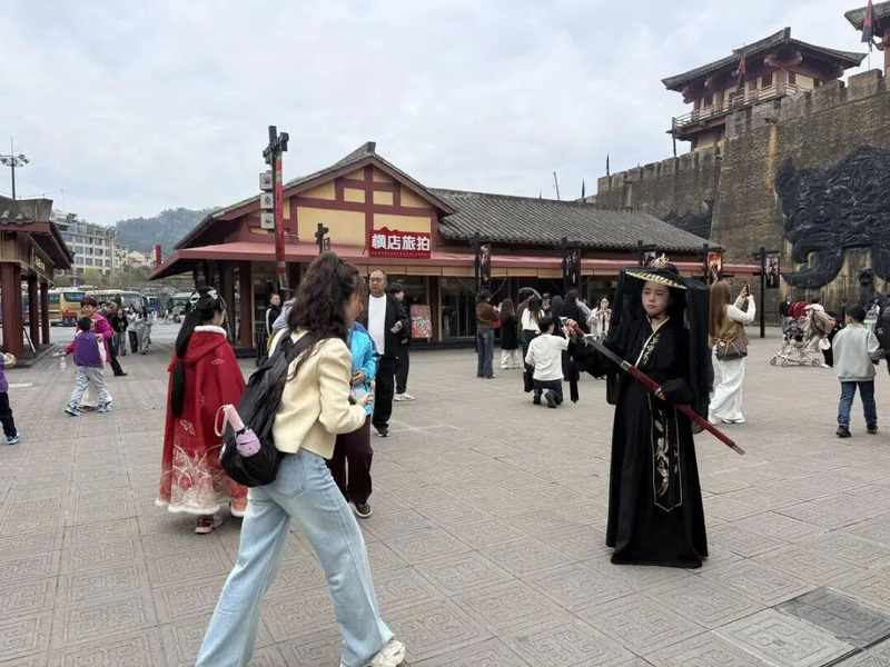  横店影视城「实景课堂」模式深度拆解：亲子文旅的沉浸式运营密码 文化旅游